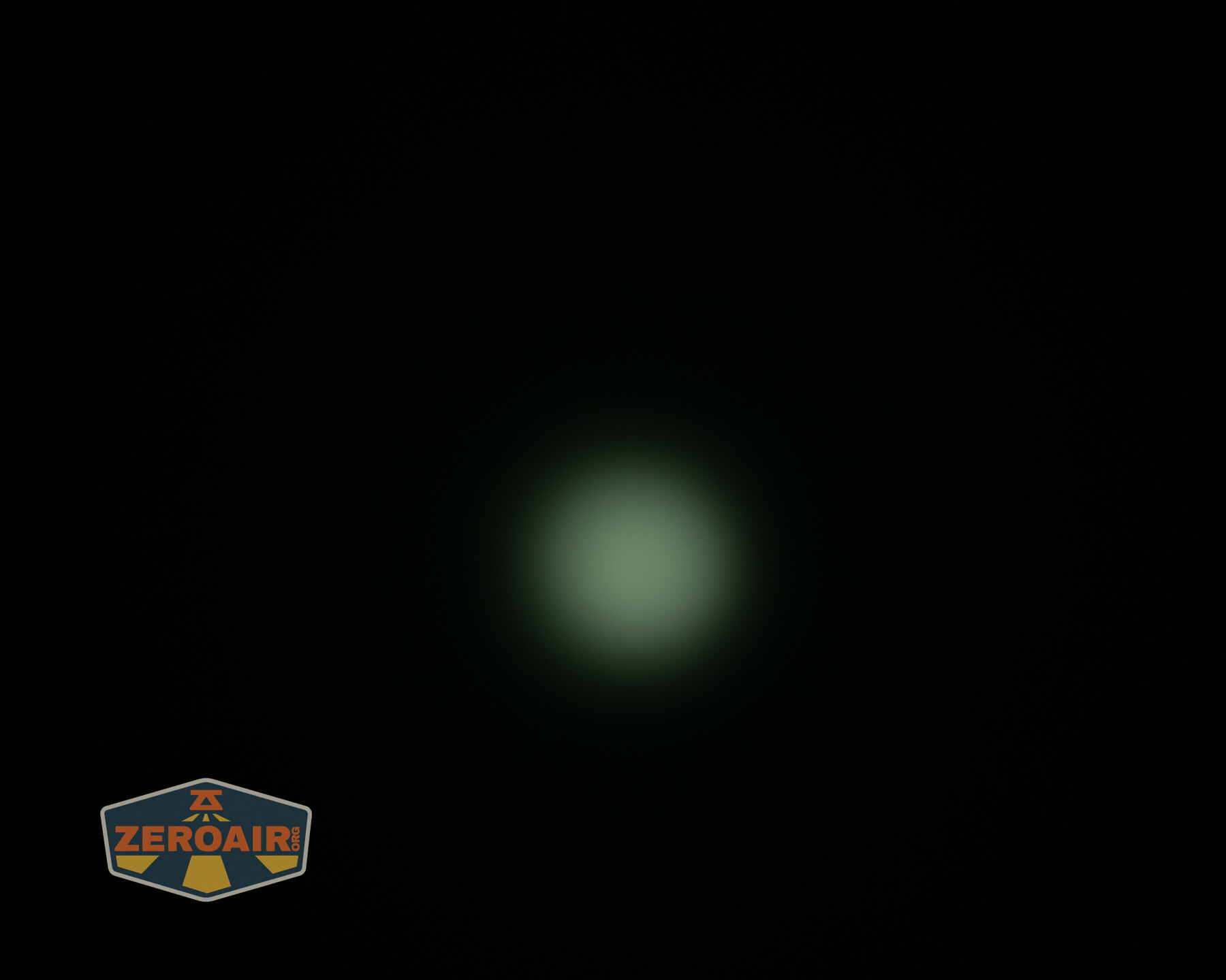 Skilhunt M150v4 Luminus SFT25R flashlight beamshots on ceiling