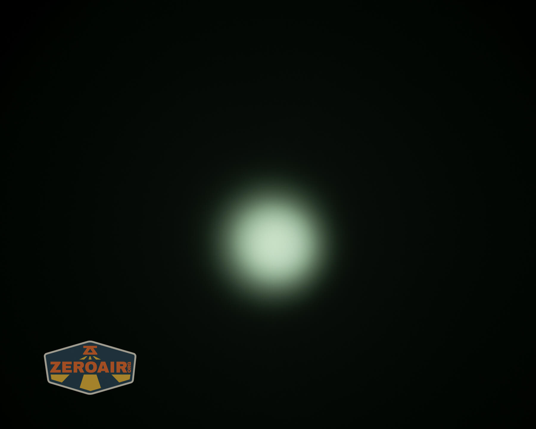 Skilhunt M150v4 Luminus SFT25R flashlight beamshots on ceiling