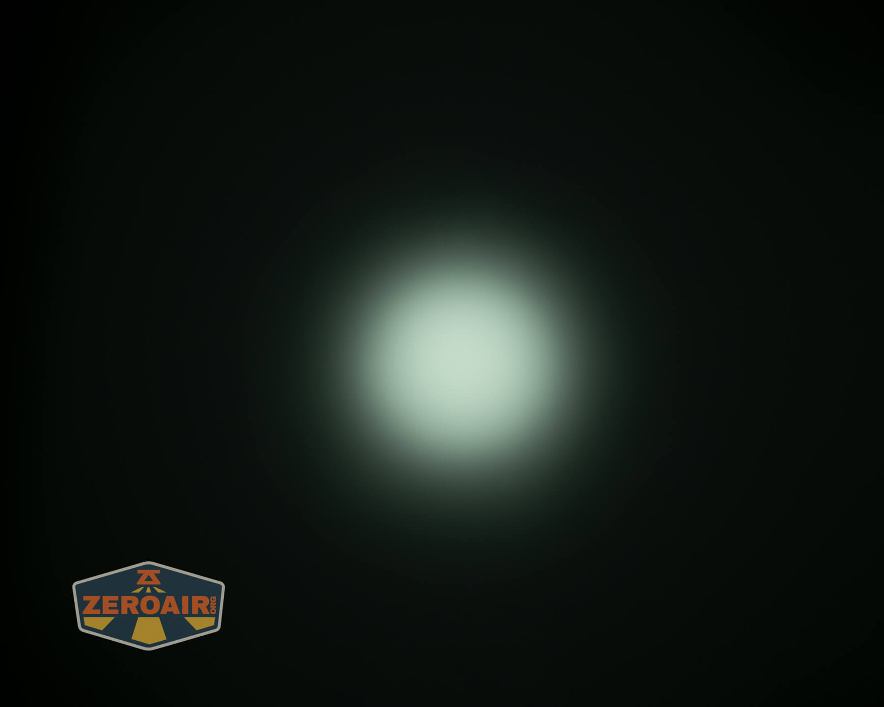 Imalent GR36 flashlight beamshots on ceiling