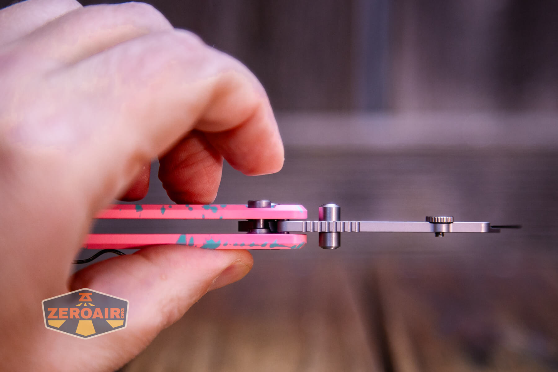 Oknife U1 Ultra Zombie Pink utility knife locked open button