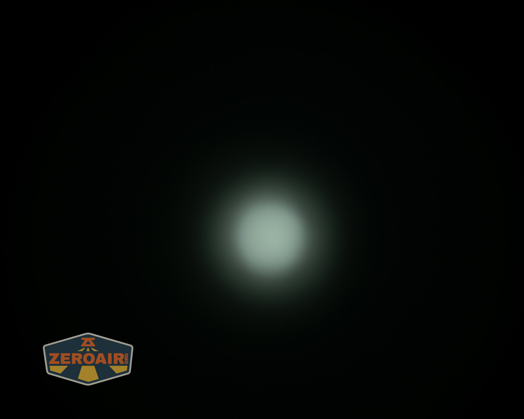 Wurkkos TS28 flashlight beamshots on ceiling