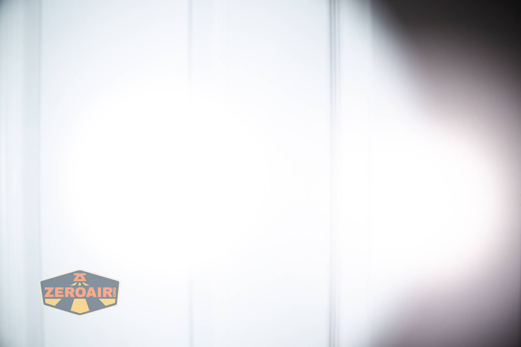 RovyVon E10 Pro flashlight beamshots on door compared to nichia 219b