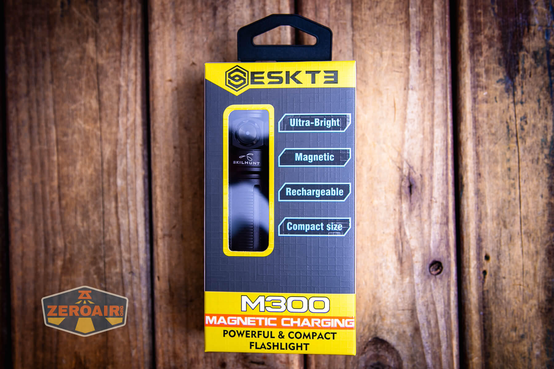 Skilhunt M300 V4 Luminus flashlight box