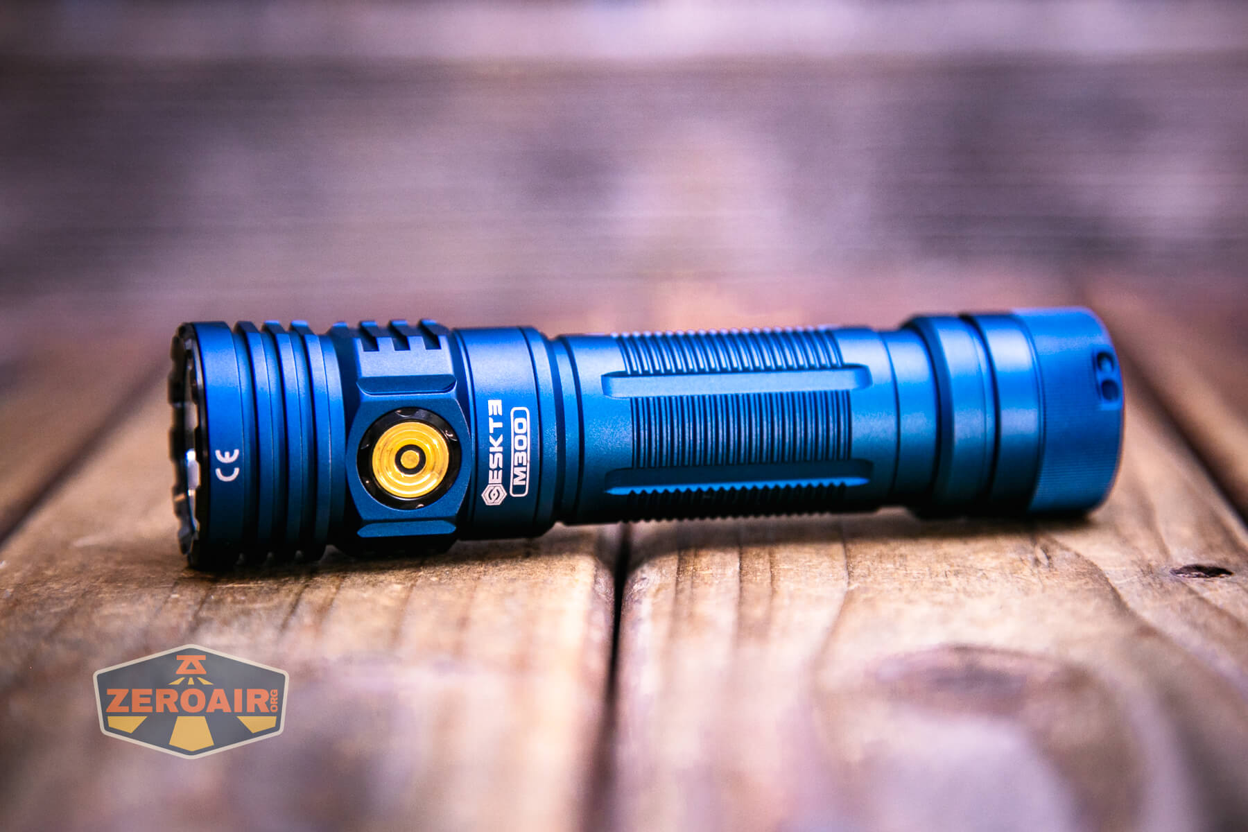 Skilhunt M300 V4 blue flashlight