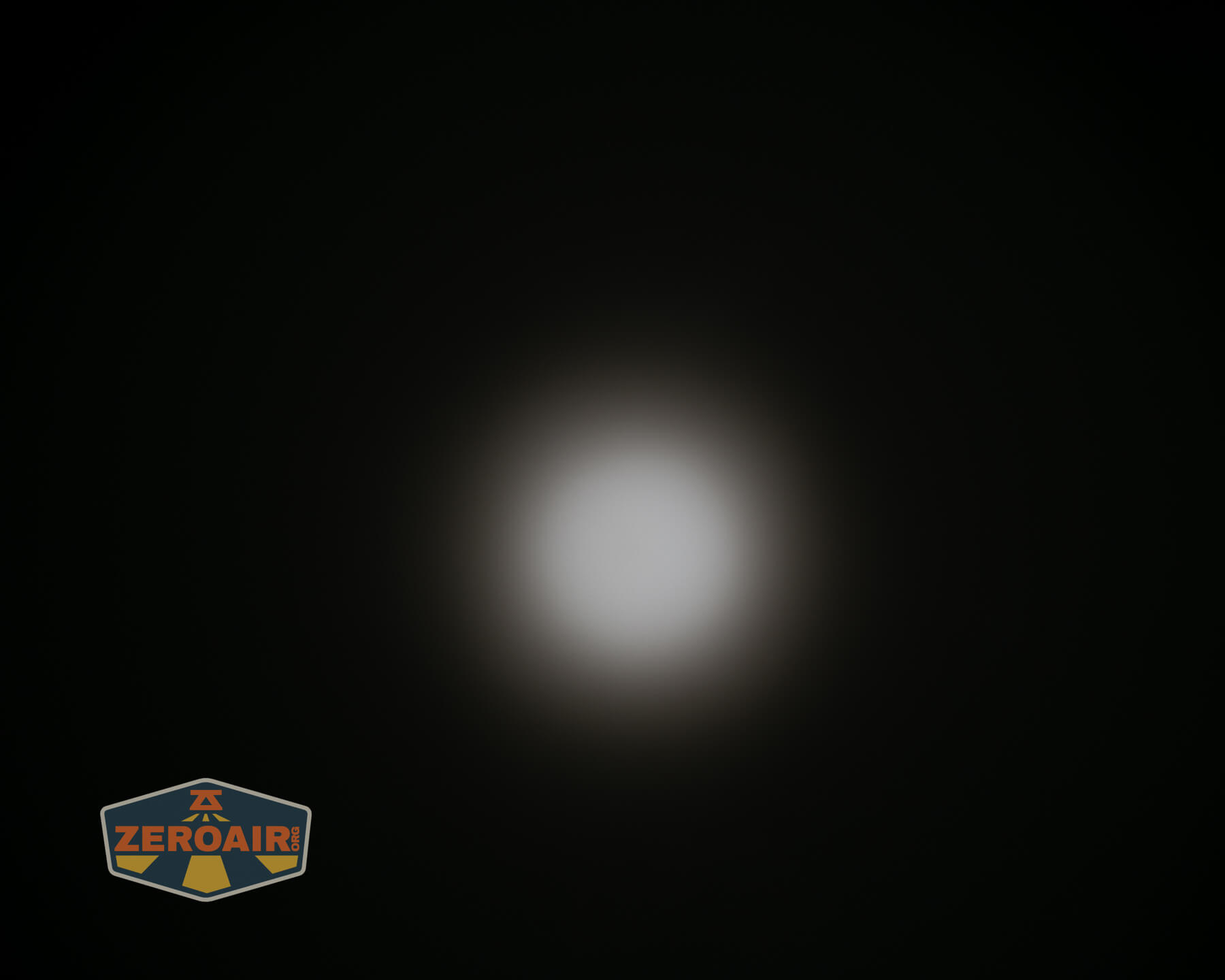 Skilhunt M300 V4 blue flashlight beamshots on ceiling