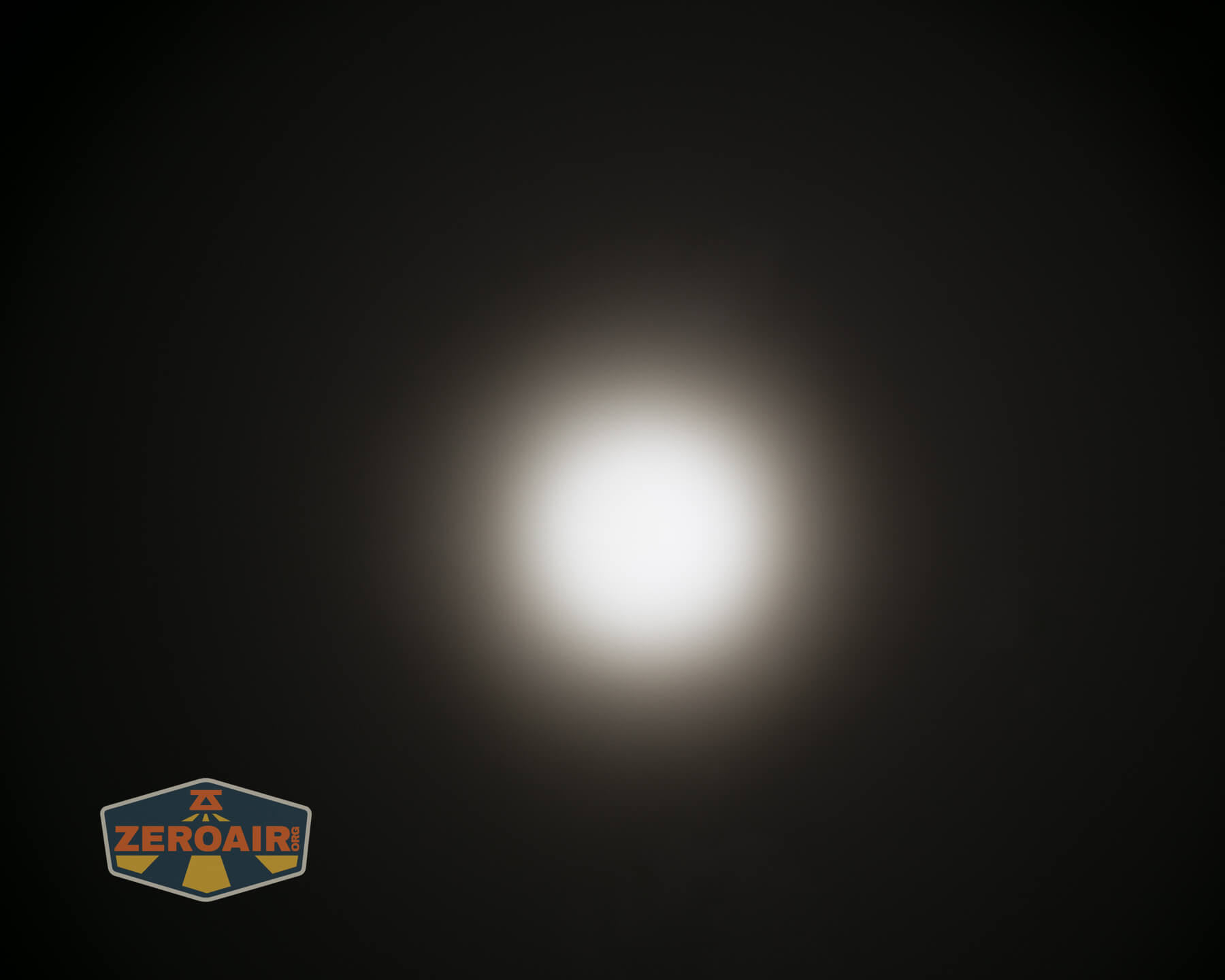 Skilhunt M300 V4 blue flashlight beamshots on ceiling