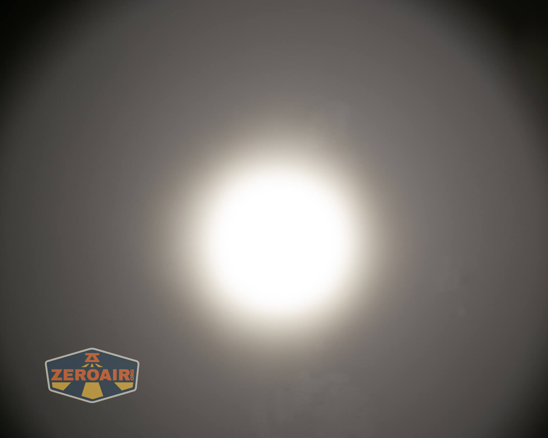 Skilhunt M300 V4 blue flashlight beamshots on ceiling