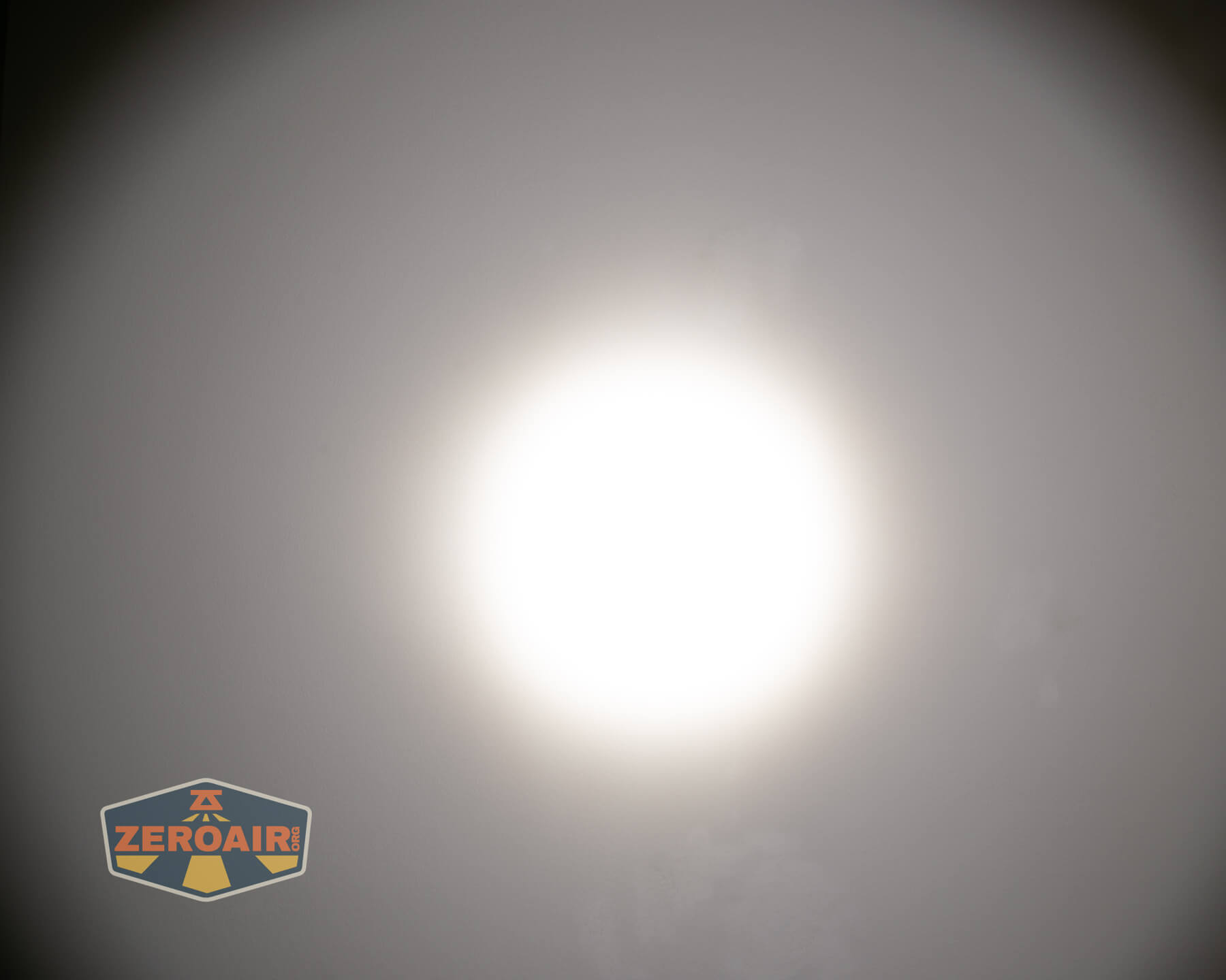 Skilhunt M300 V4 blue flashlight beamshots on ceiling