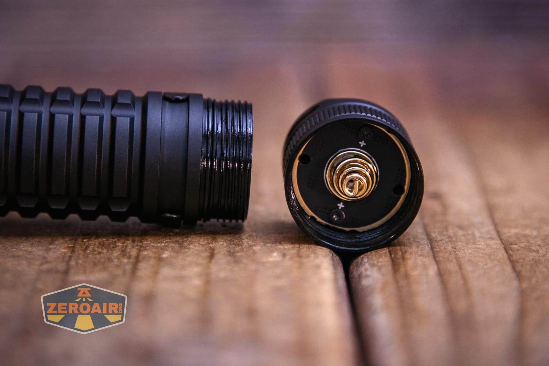 Speras EST PLUS V3 flashlight tailcap off showing threads
