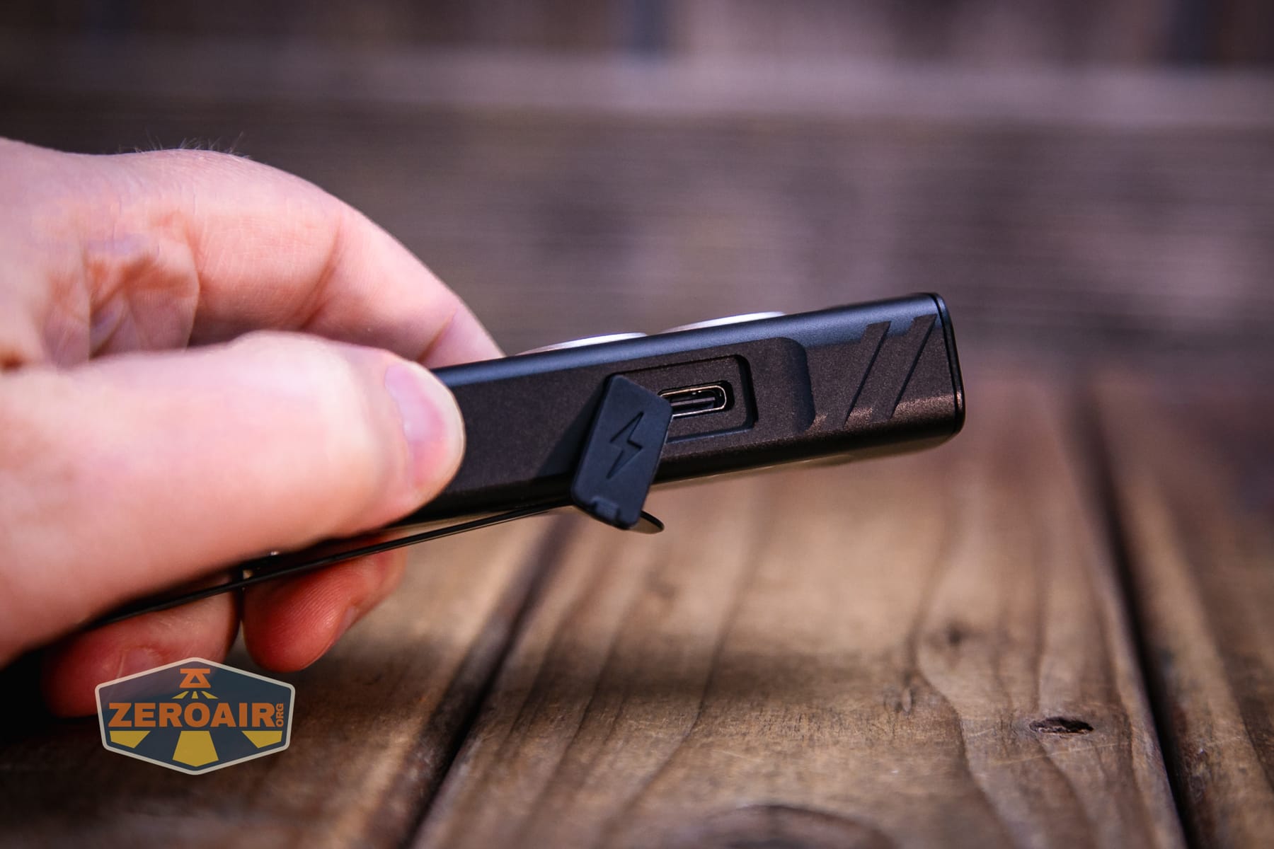 Vezerlezer WK2 flat flashlight usb-c charging port