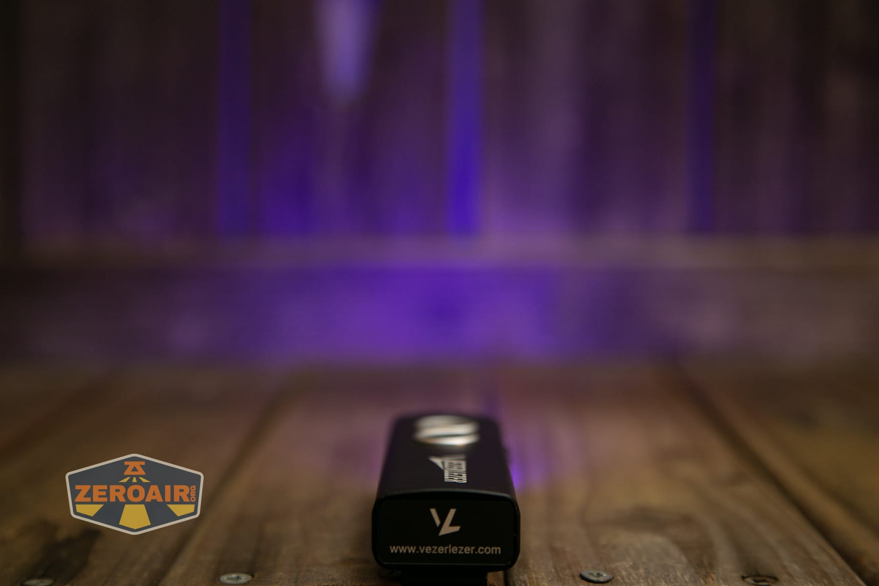 Vezerlezer WK2 flat flashlight UV emitter on