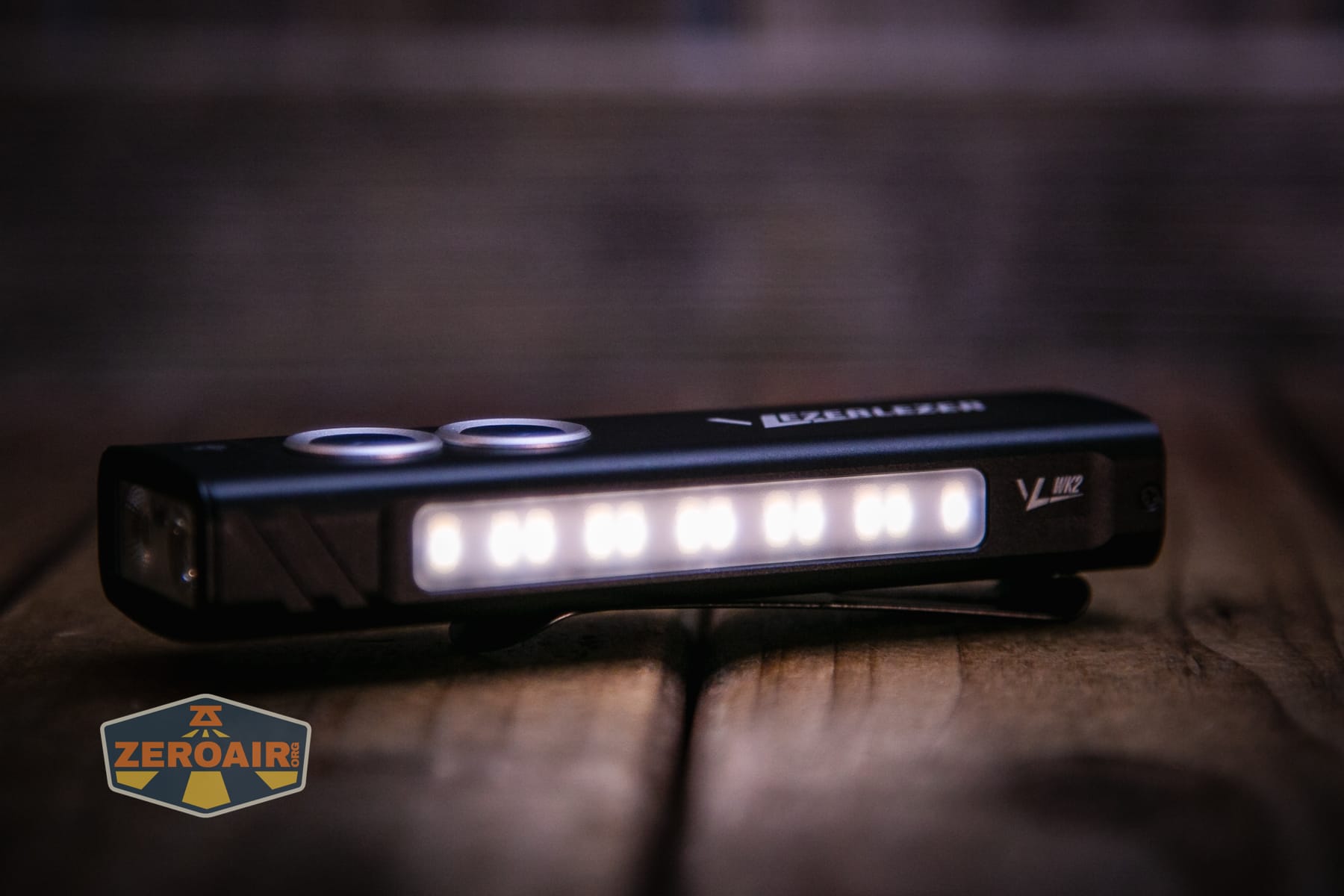 Vezerlezer WK2 flat flashlight side white on