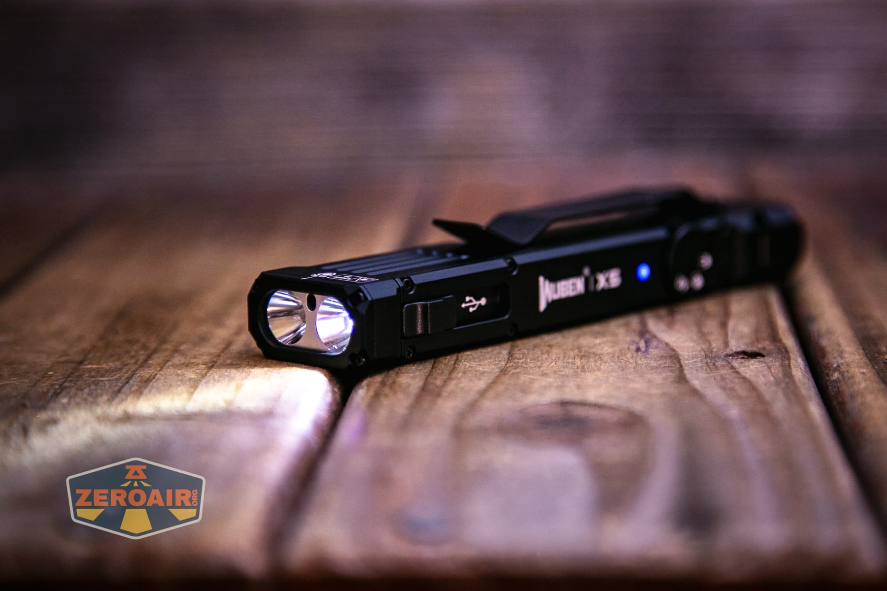 Wuben X5 3-in-1 compact EDC flashlight emitter on