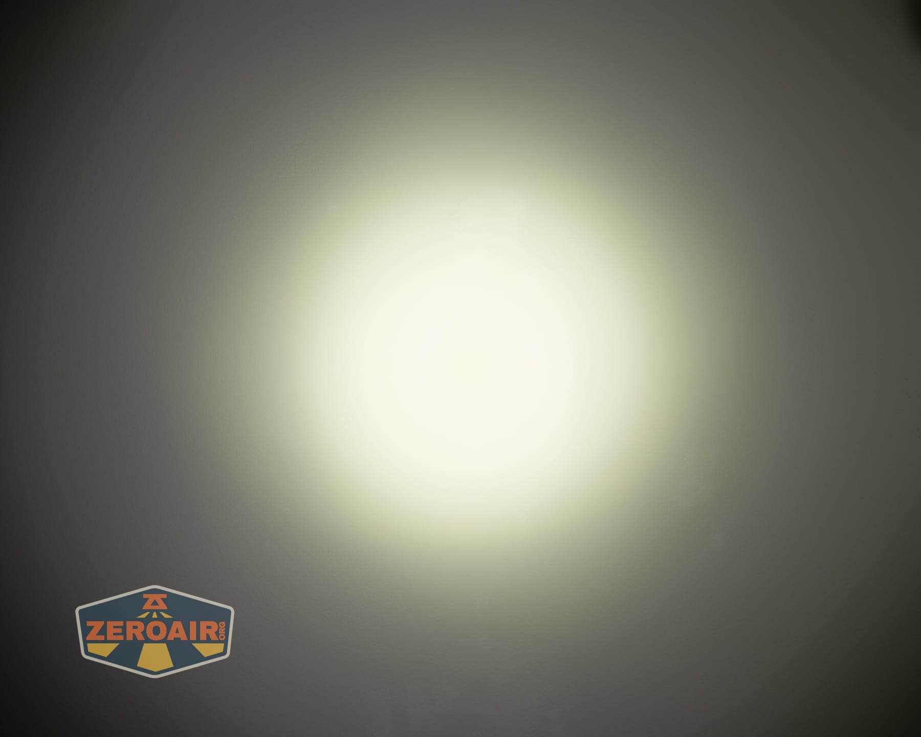Wuben X5 3-in-1 compact EDC flashlight beamshots on ceiling