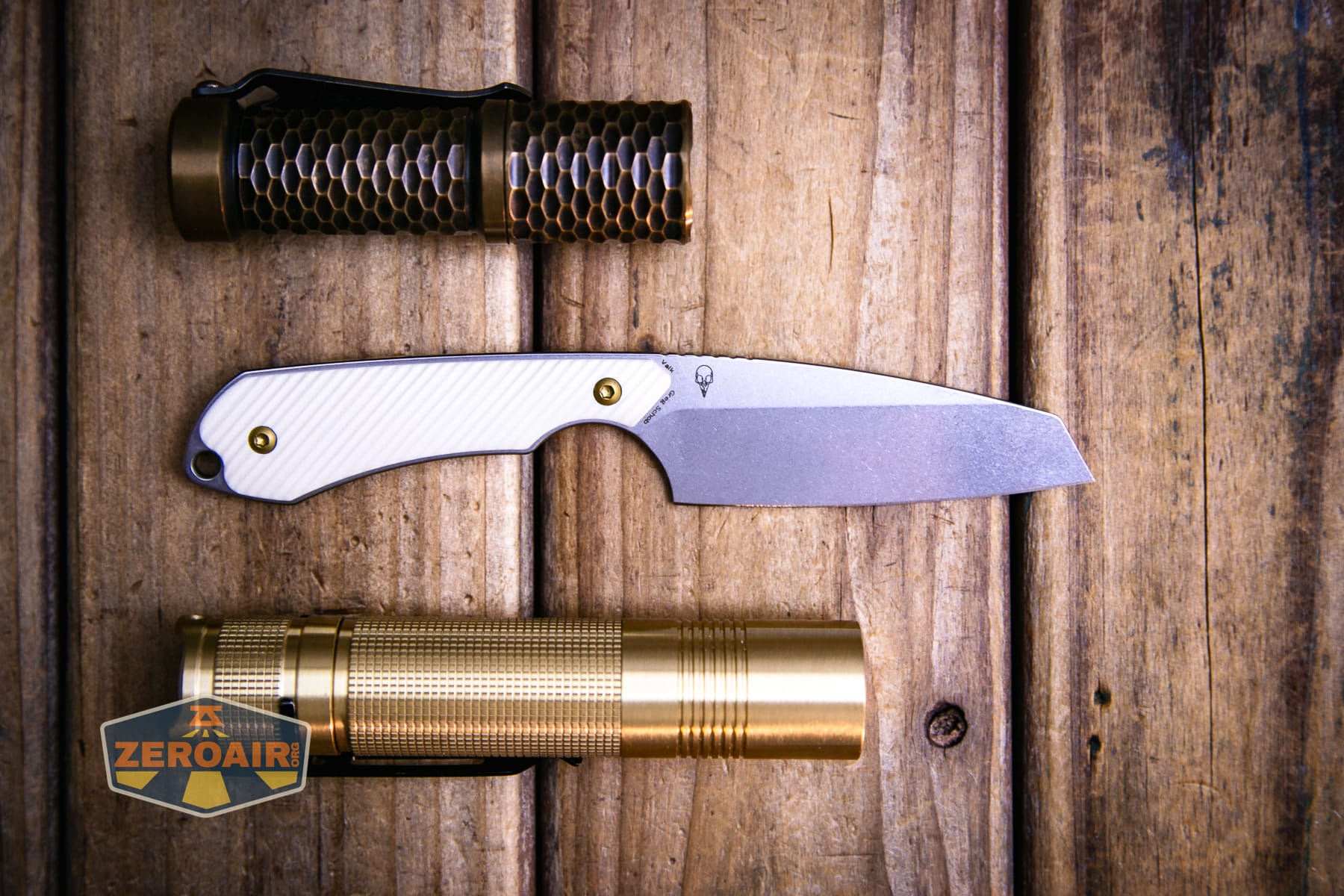 Kansept Valk Fixed blade knife with two standard sized flashlights