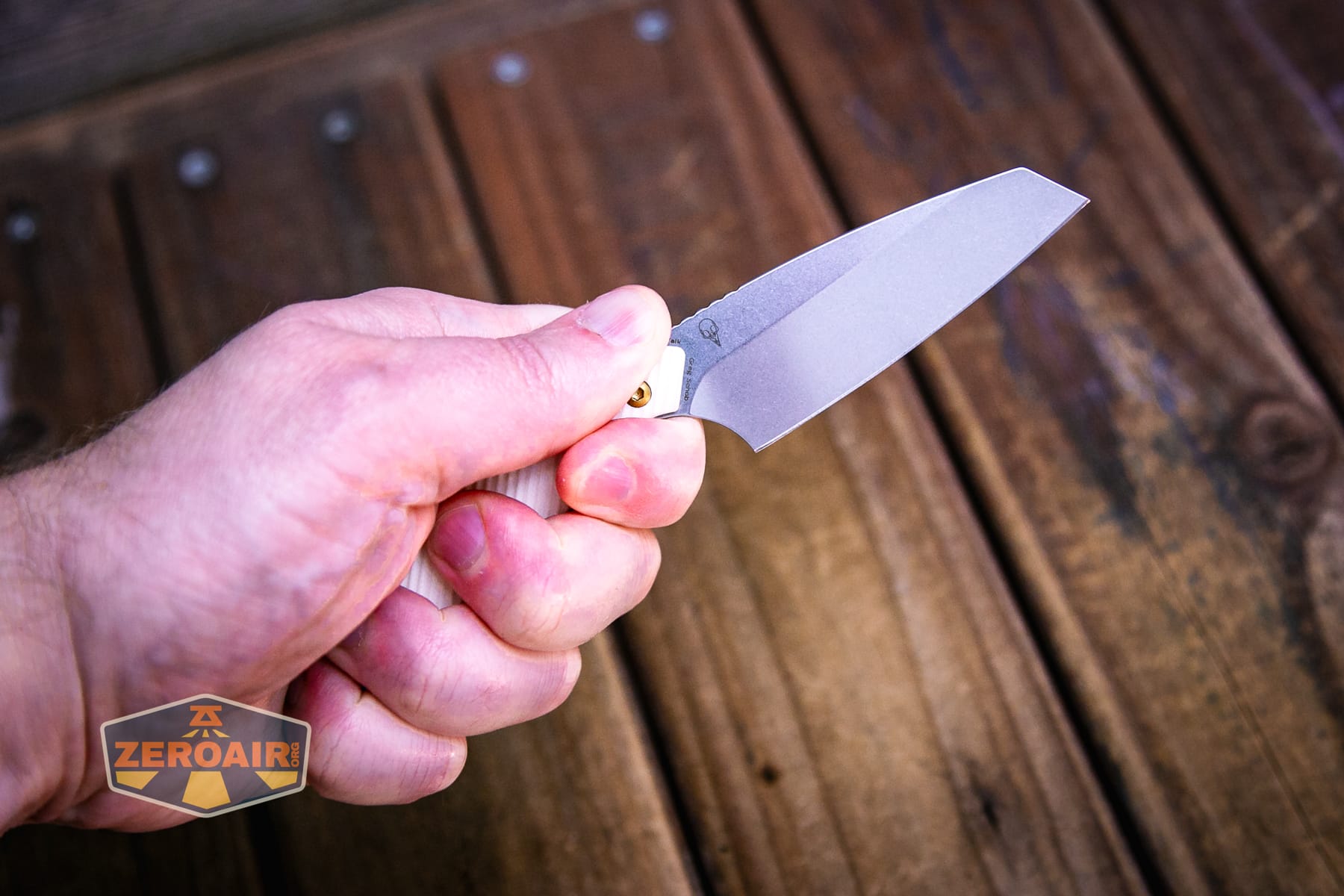 Kansept Valk Fixed blade knife in hand
