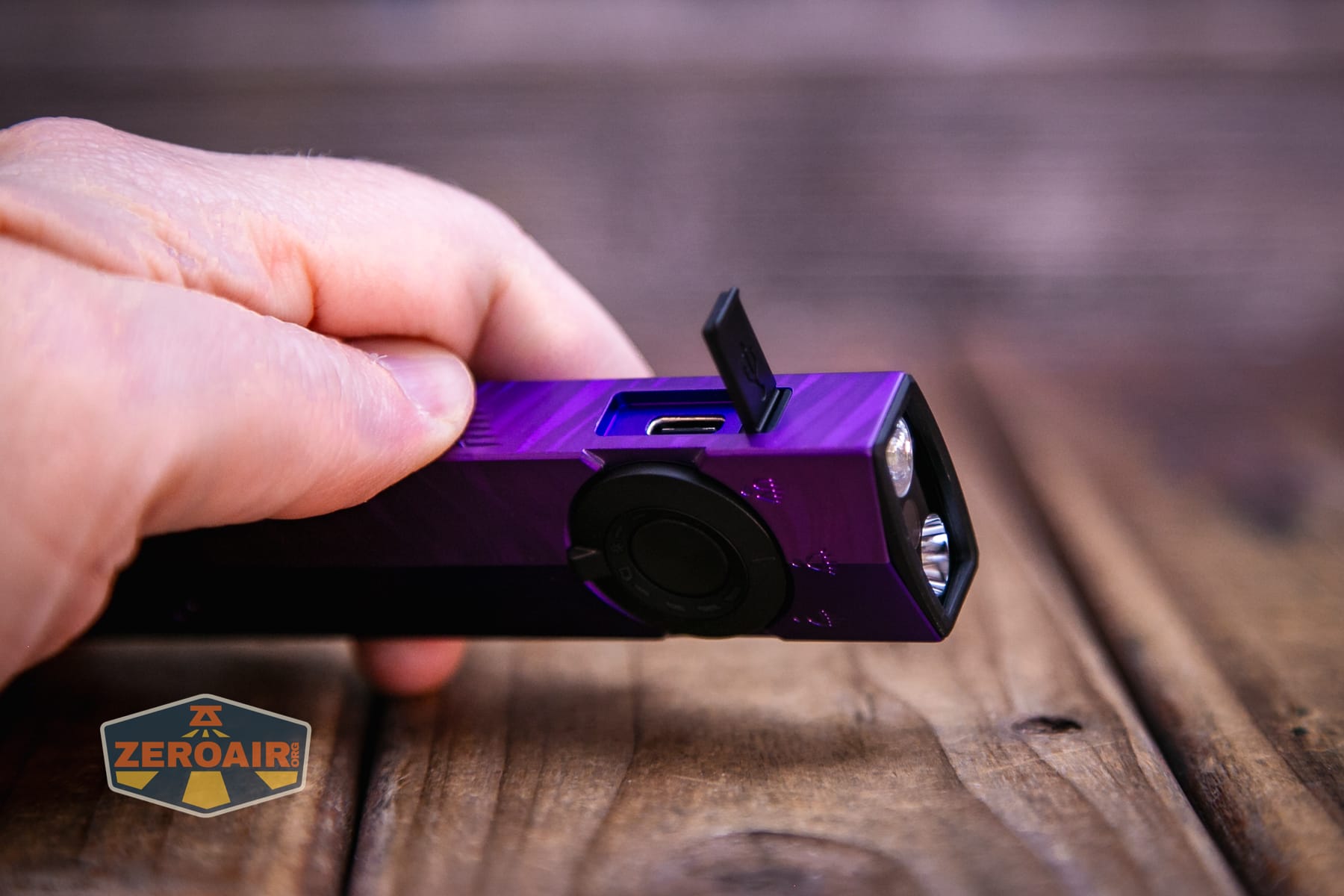 Olight ArkPro Nebula Violet Flat flashlight charging port