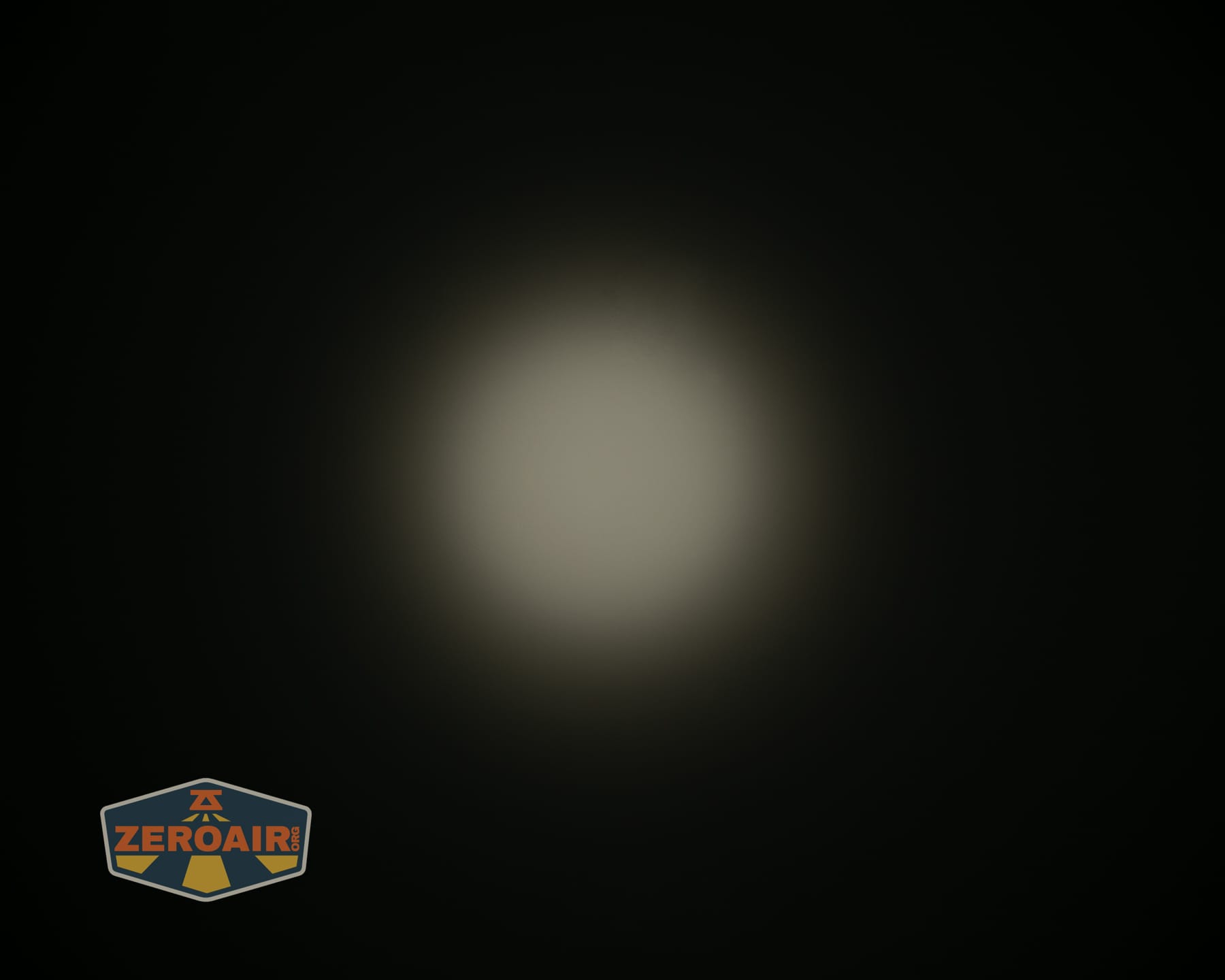 Skilhunt M150 V4 flashlight beamshots on ceiling
