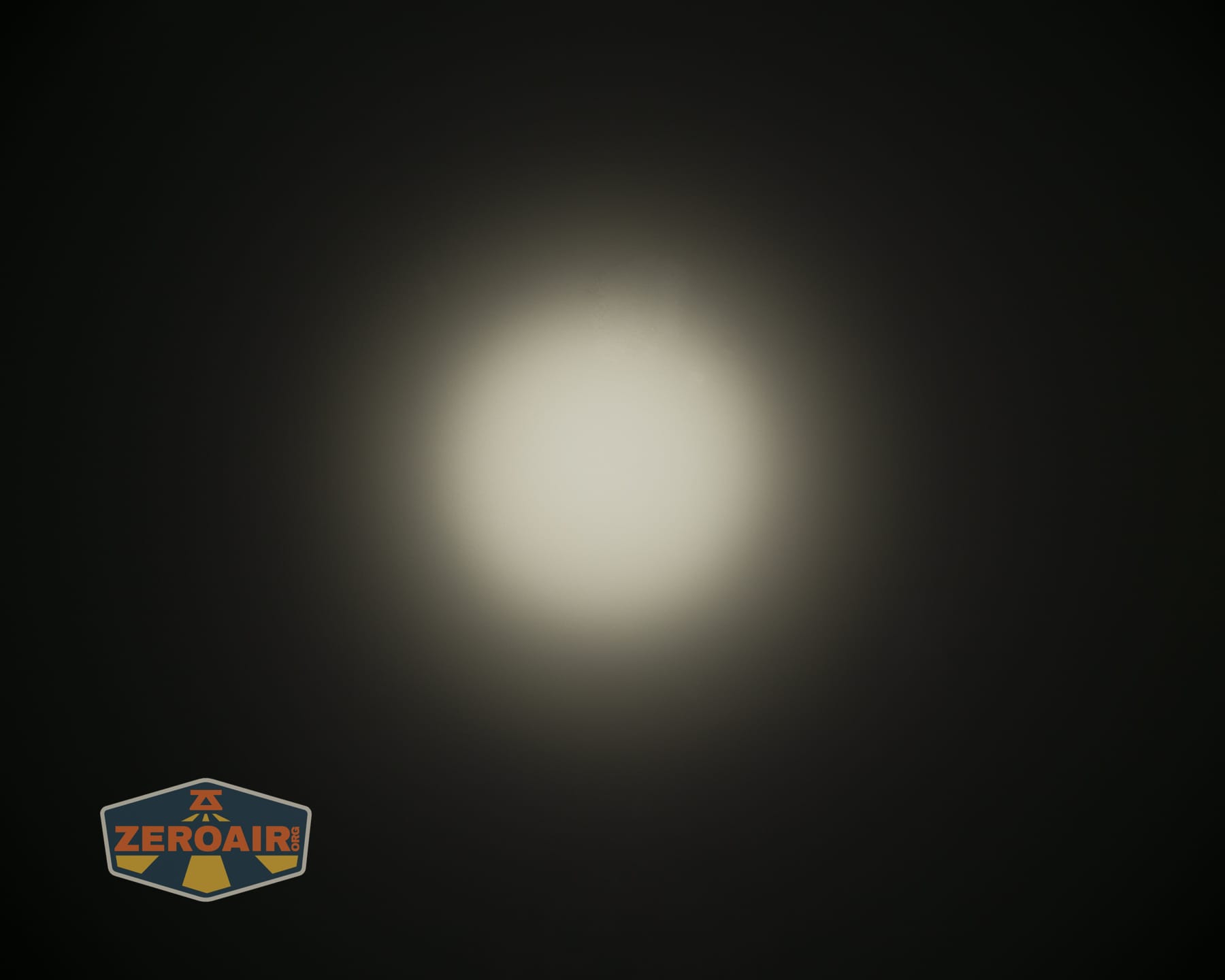 Skilhunt M150 V4 flashlight beamshots on ceiling