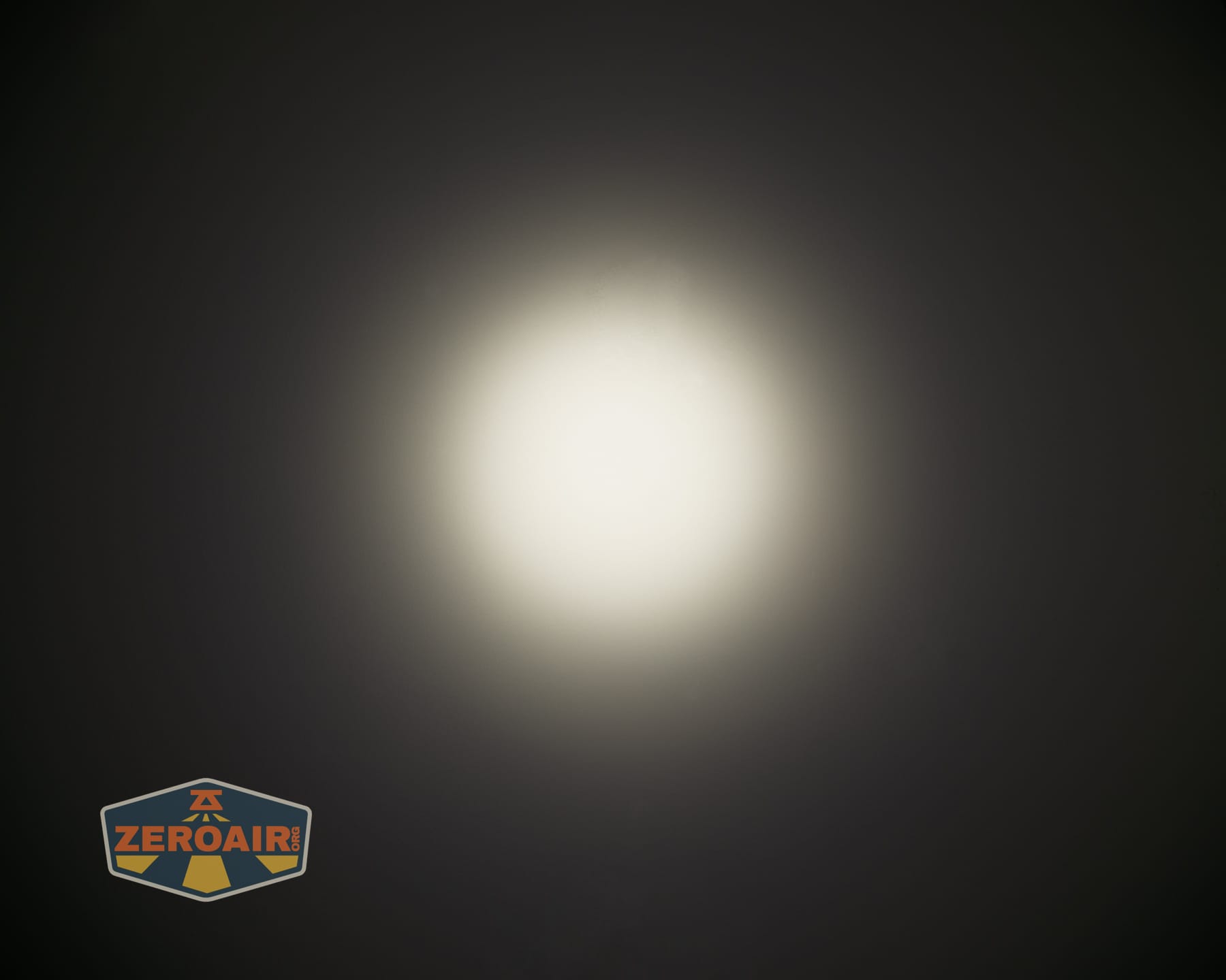 Skilhunt M150 V4 flashlight beamshots on ceiling