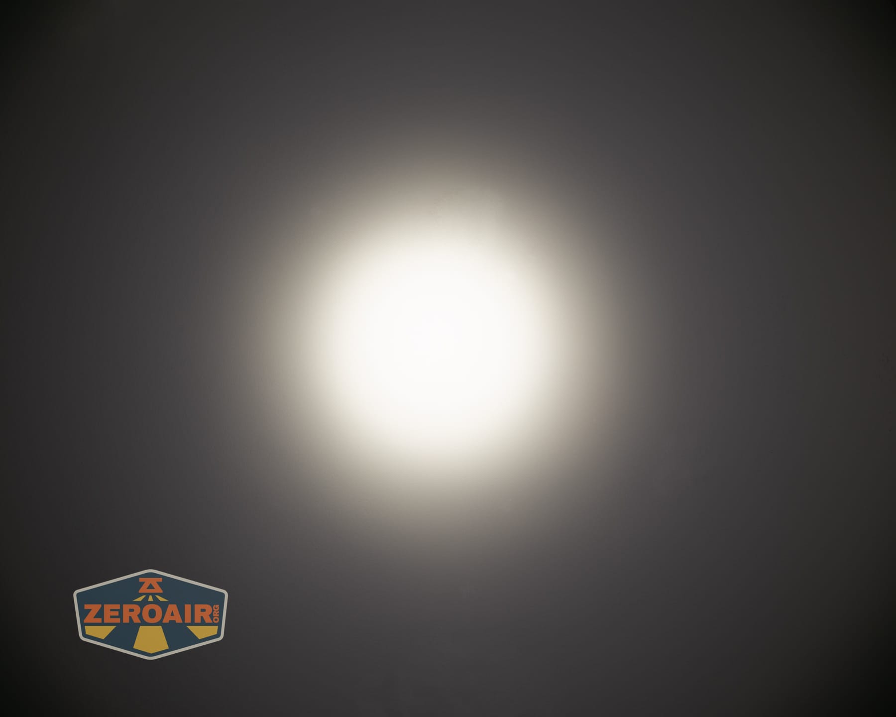 Skilhunt M150 V4 flashlight beamshots on ceiling