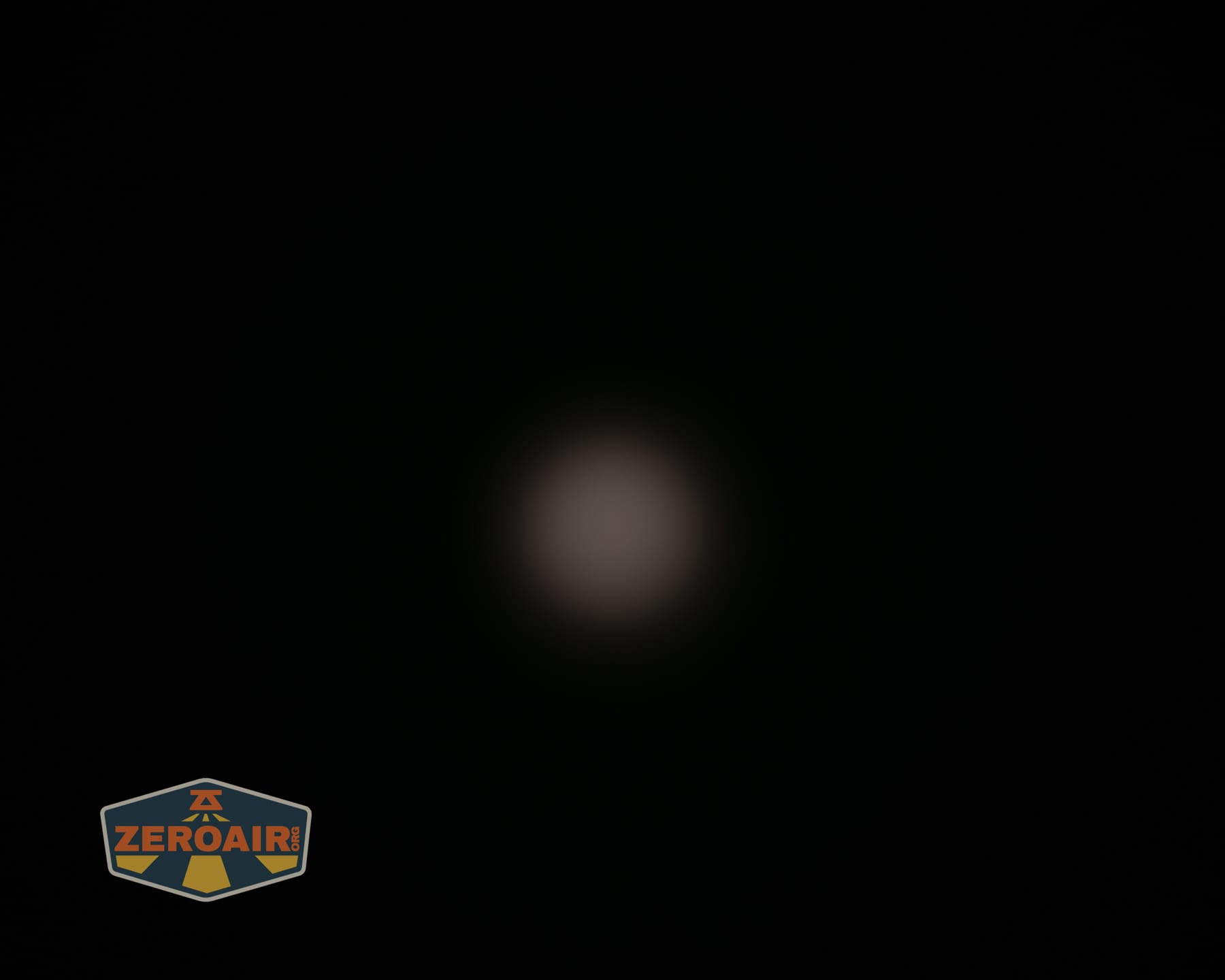 Skilhunt M150 V4 flashlight beamshots on ceiling