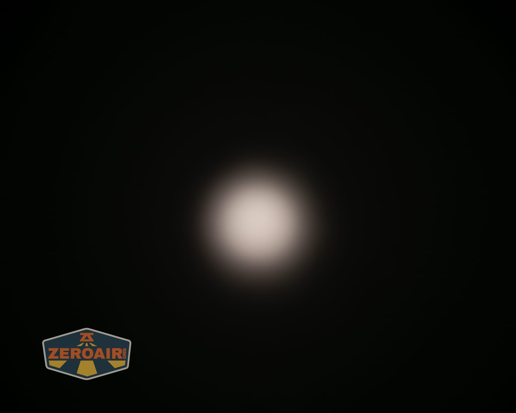 Skilhunt M150 V4 flashlight beamshots on ceiling