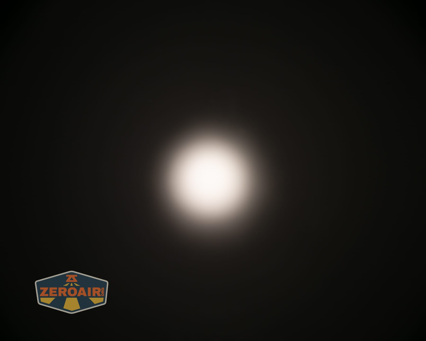 Skilhunt M150 V4 flashlight beamshots on ceiling