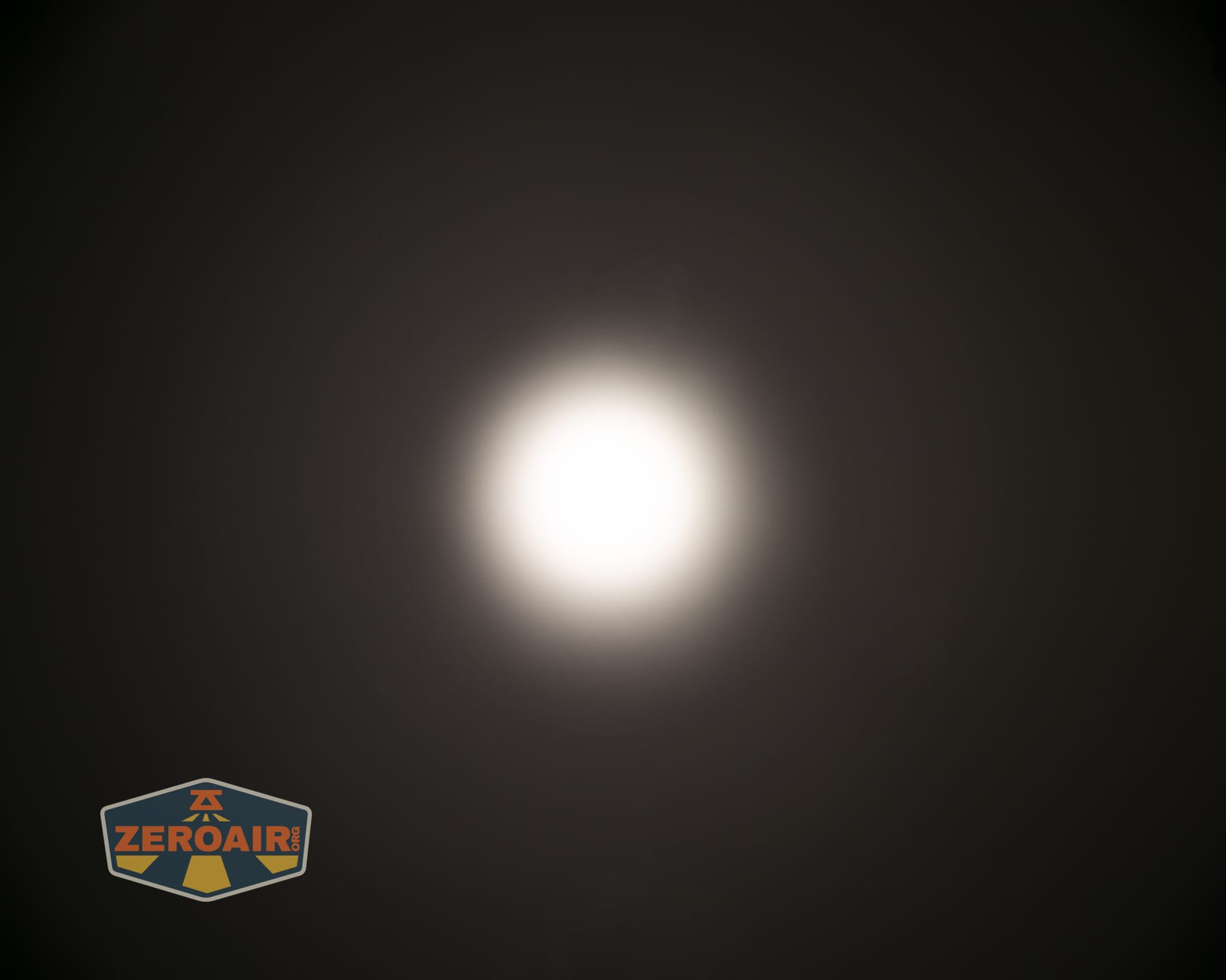 Skilhunt M150 V4 flashlight beamshots on ceiling