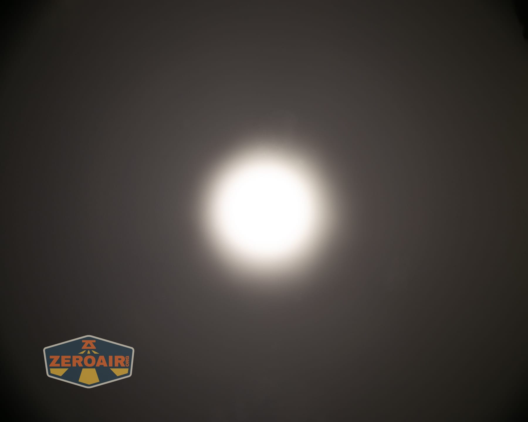 Skilhunt M150 V4 flashlight beamshots on ceiling