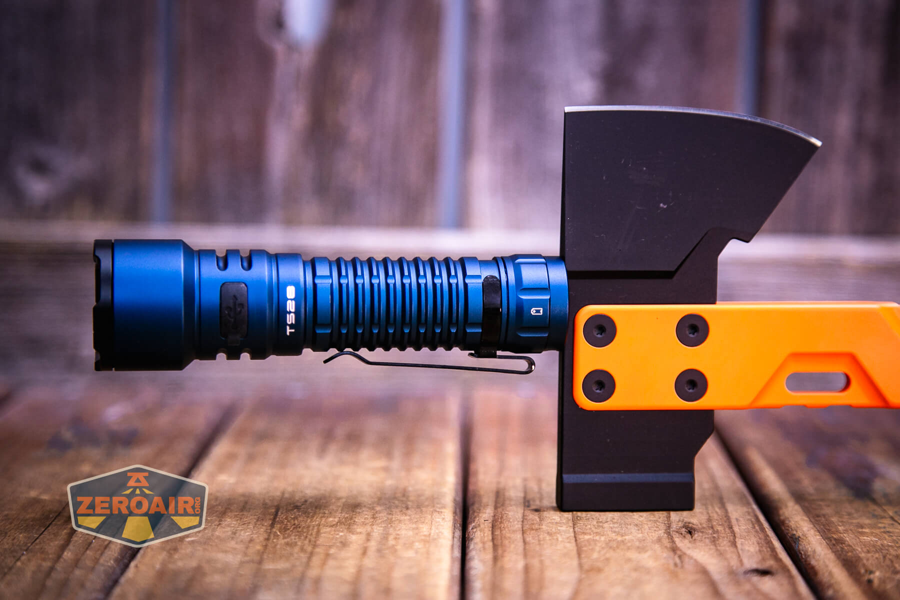 Wurkkos TS28 blue flashlight magnet in use