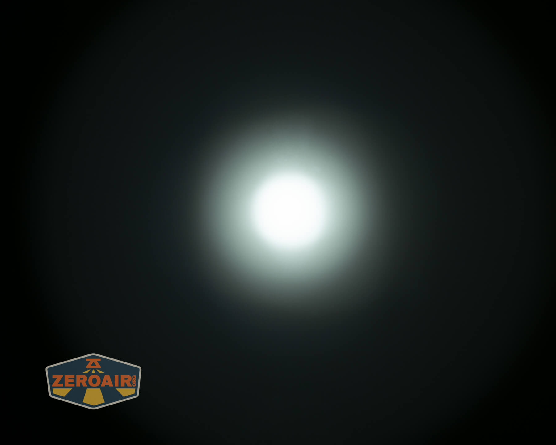 Wurkkos TS28 blue flashlight beamshots on ceiling