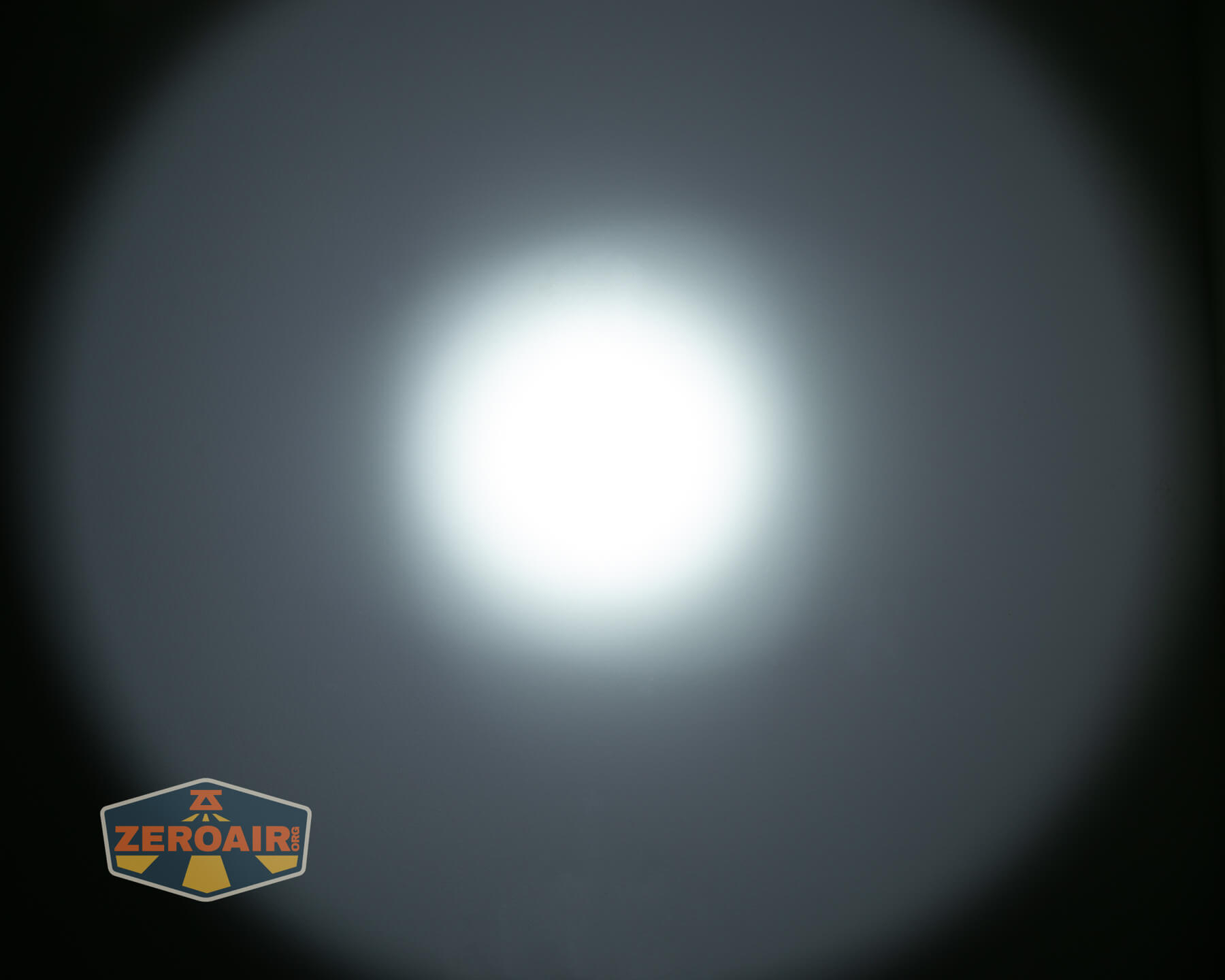 Wurkkos TS28 blue flashlight beamshots on ceiling