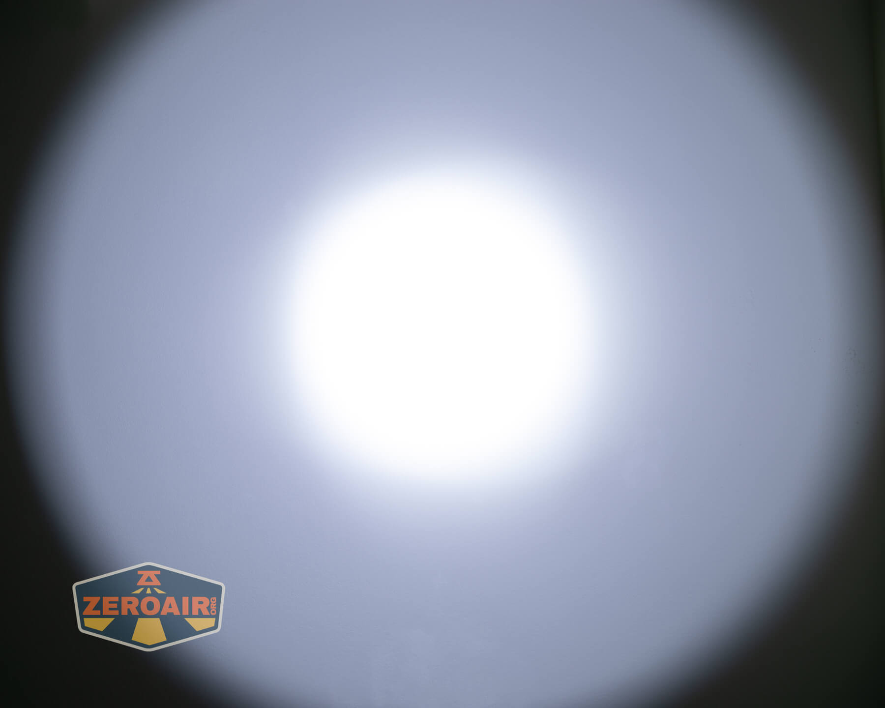 Wurkkos TS28 blue flashlight beamshots on ceiling