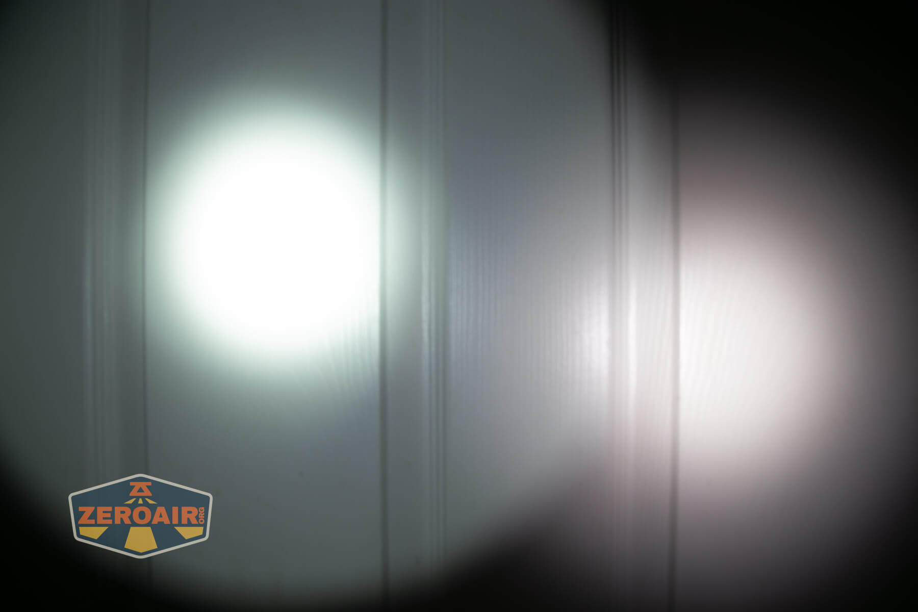 Wurkkos TS28 blue flashlight beamshots compared to nichia 219b on door