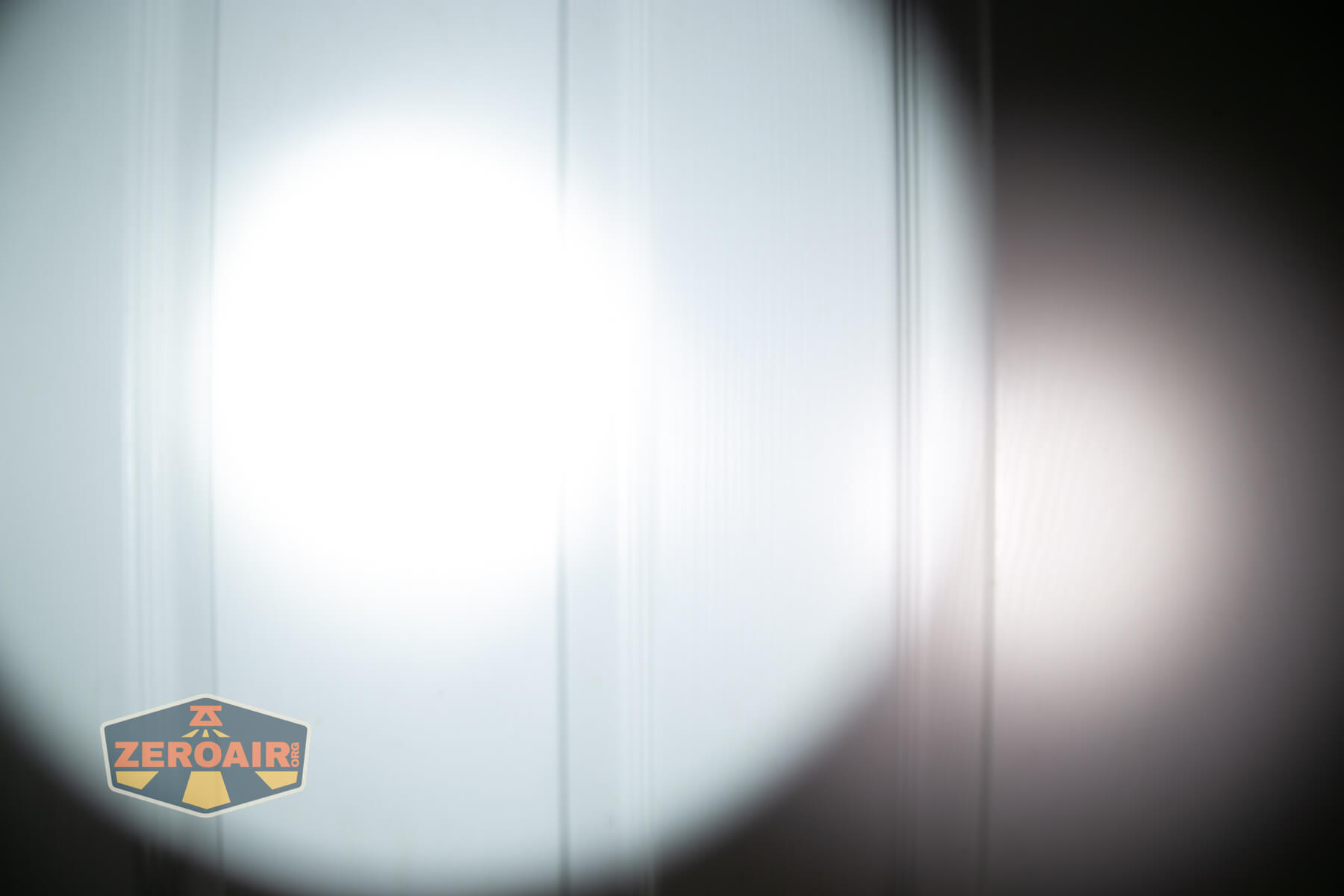 Wurkkos TS28 blue flashlight beamshots compared to nichia 219b on door