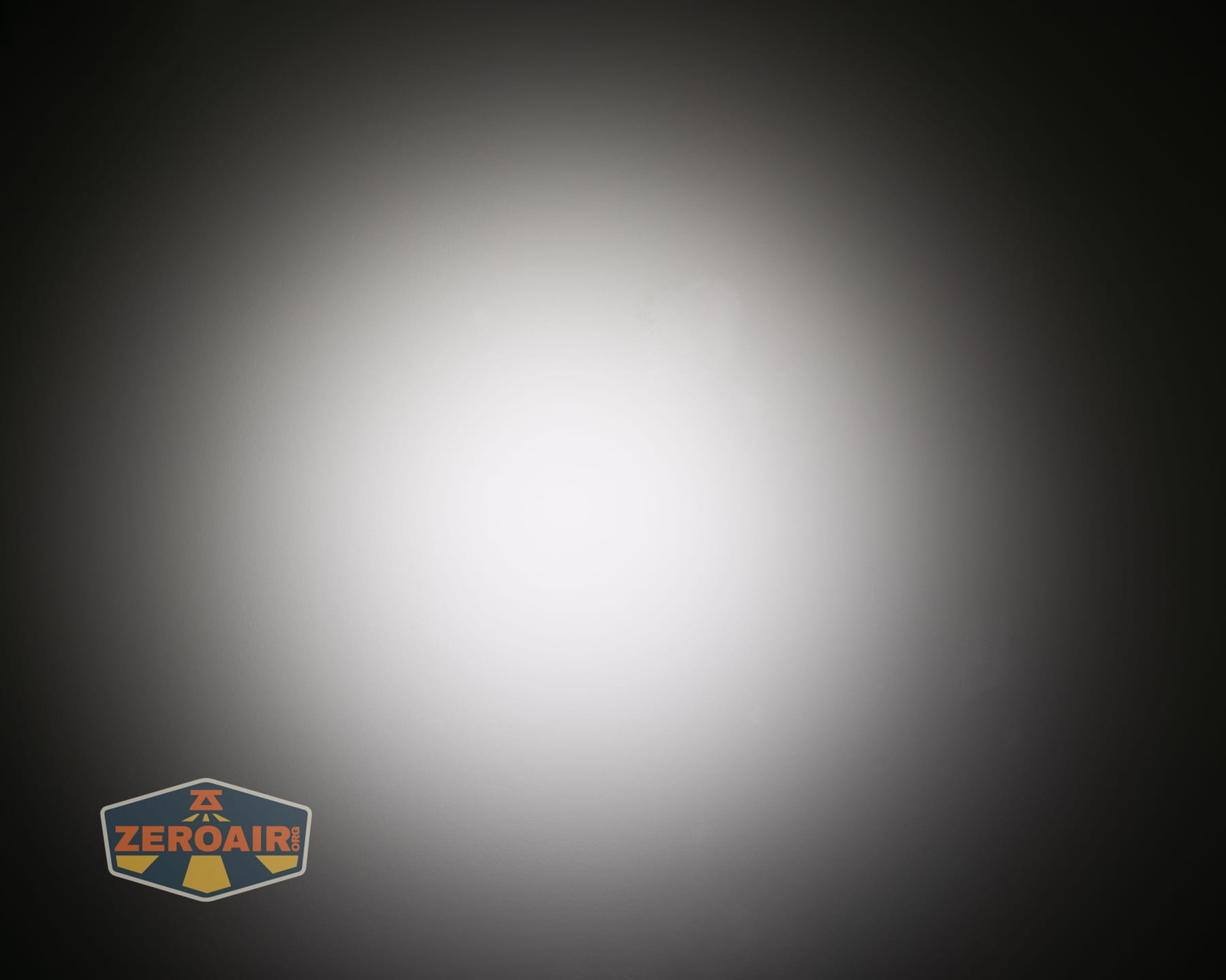 Skilhunt H150V4 5000K headlamp beamshots on ceiling