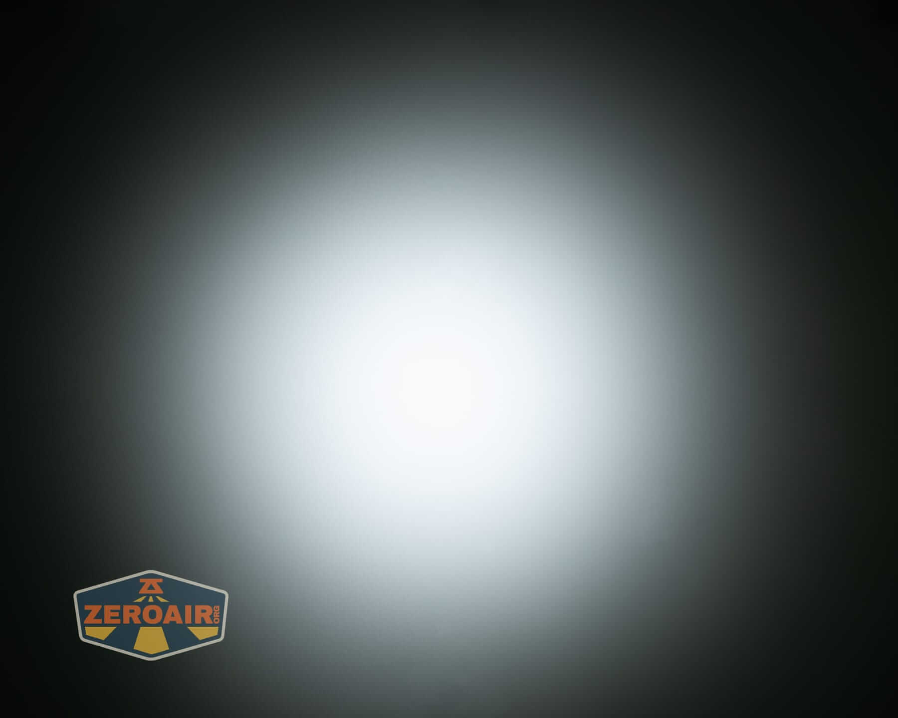 Skilhunt E2A V2 flashlight beamshots on ceiling